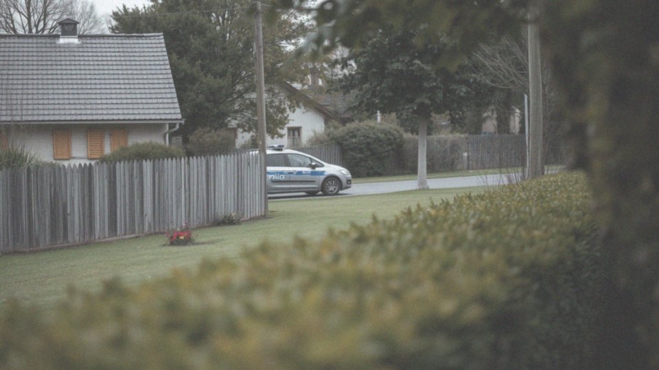 Jakie są podstawy prawne dla policji do wejścia na teren prywatny?