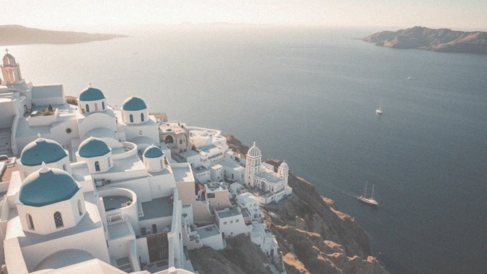 Co sprawia, że Santorini jest uznawana za najładniejszą wyspę Grecji?
