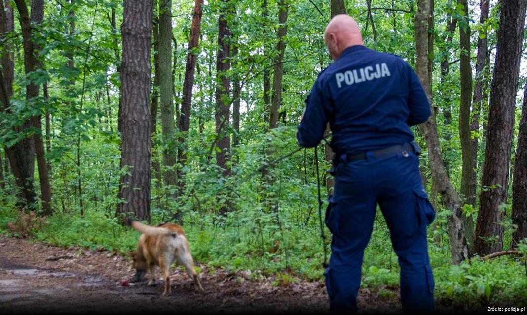 Dzielnicowy rozmawia z uczniami o bezpieczeństwie i odpowiedzialności